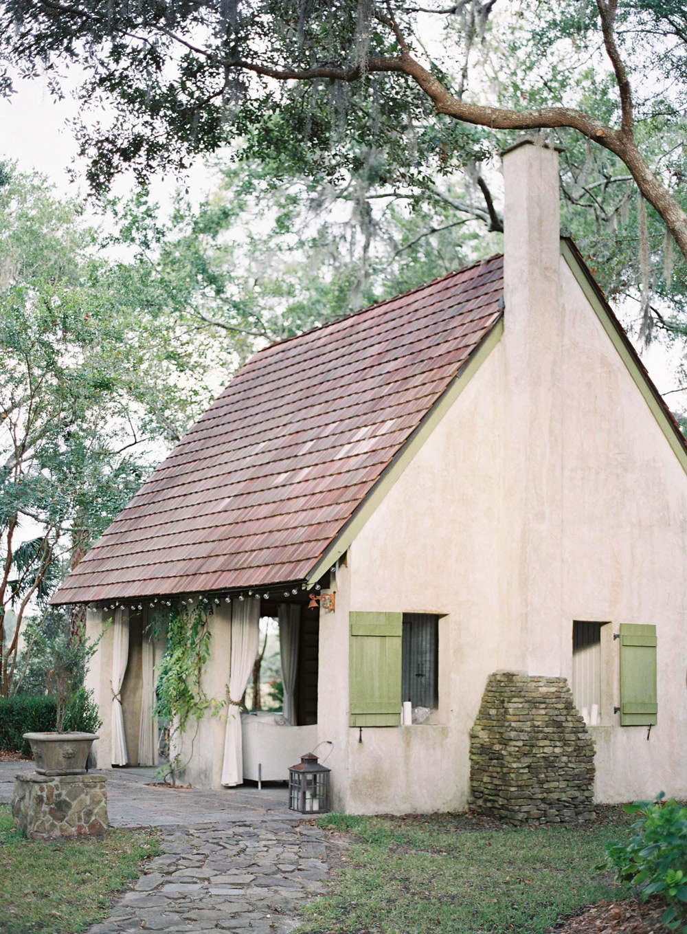 Exterior of RiverOaks, wedding venue in Charleston, SC