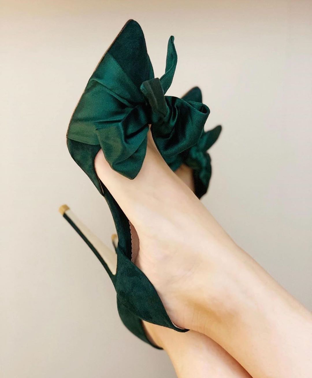 Today we're talking all about texture and design in the scope of wedding planning, and these emerald satin heels from Emmy London are the picture perfect example of why this design element makes all the difference in the world #bridalheels #luxurywedding #weddingdesign // Willow & Oak Events