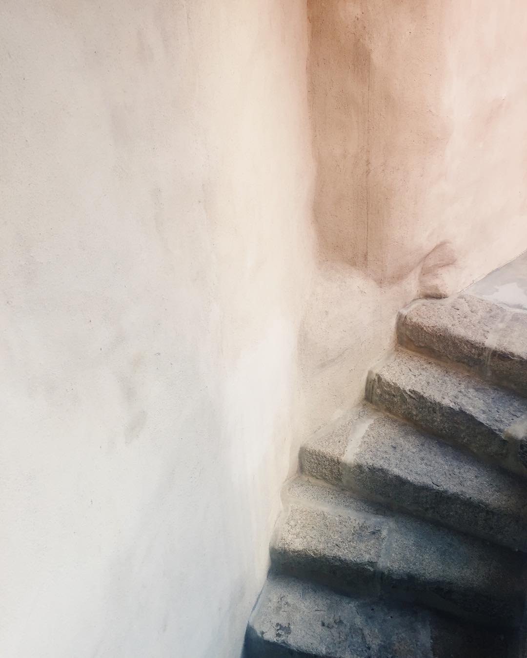 Today we're talking all about texture and design in the scope of wedding planning, and neutral patina stairwell captured by Hannah Mayson is the picture perfect example of why this design element makes all the difference in the world #neutrals #minimalistmood #weddingdesign // Willow & Oak Events