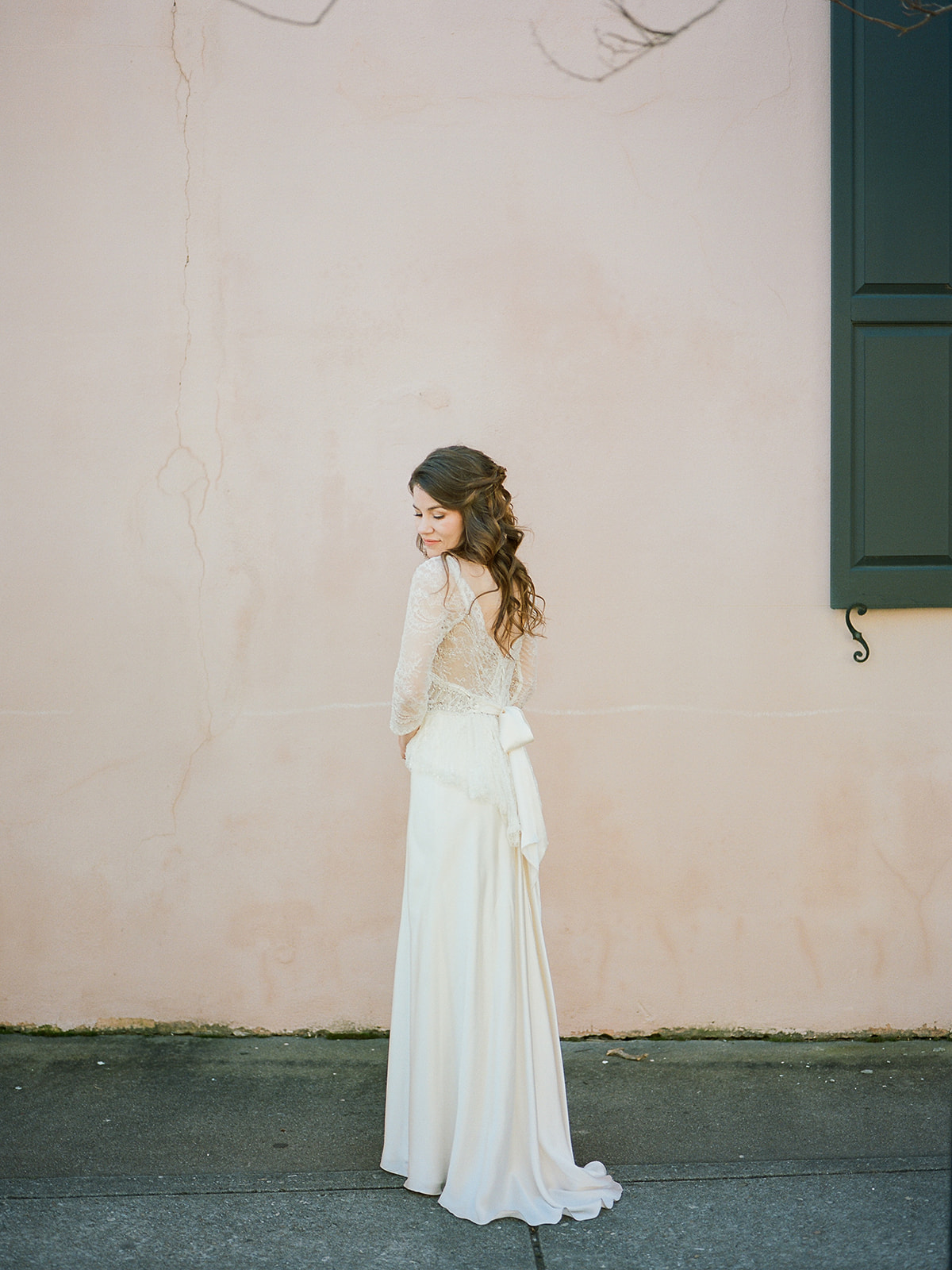 Winter wedding in Charleston with a vintage inspired wedding dress, designed by destination wedding planner Willow and Oak Events and captured by Kylee Yee Photography