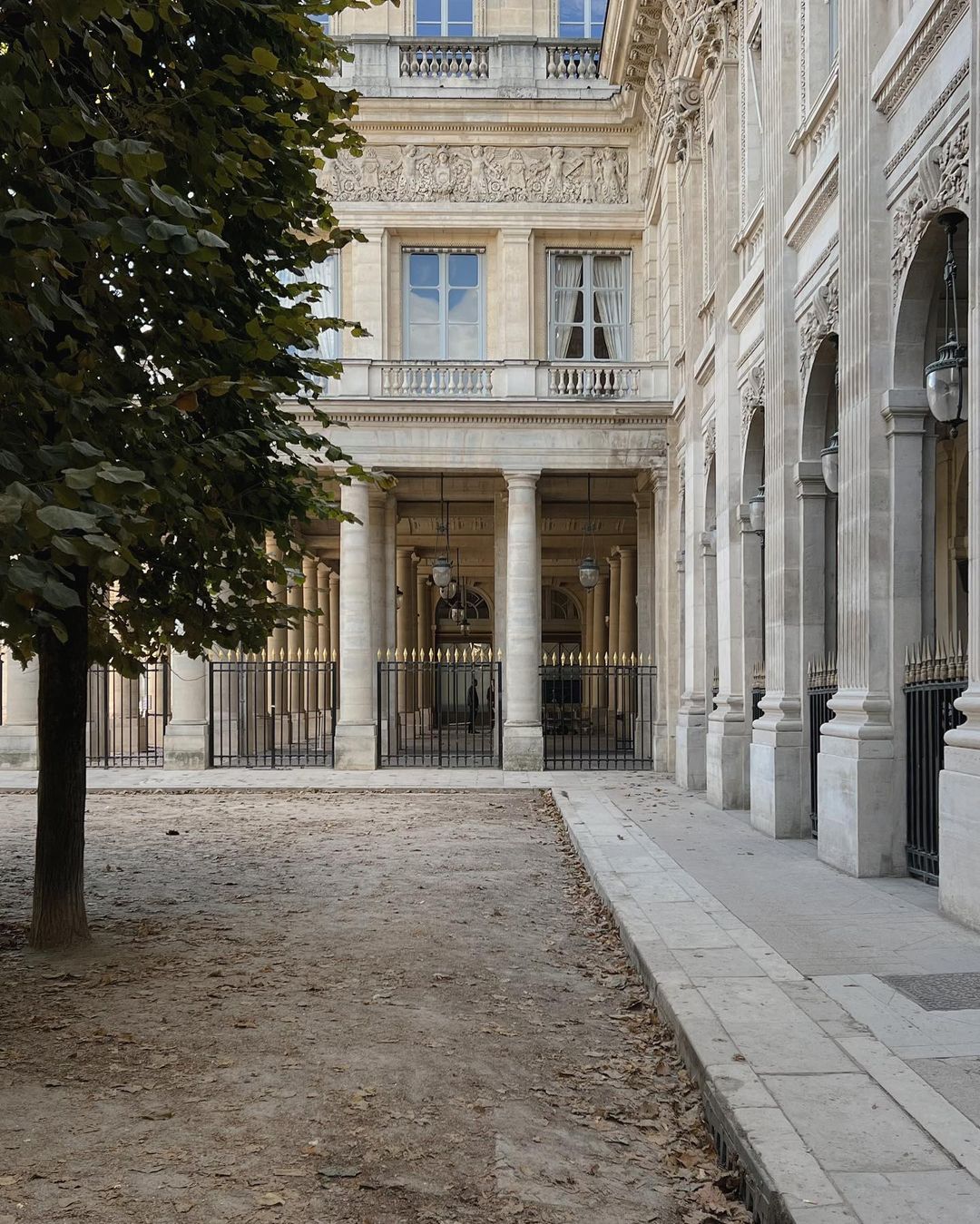 The entrance to to Jardin du Palais-Royal from the plaza